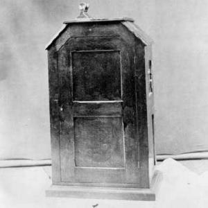 Kinetoscope with cabinet closed